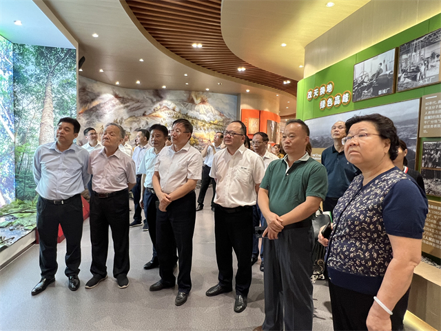 惠旺尔董事长周建群应邀参观高峰林场场史馆
